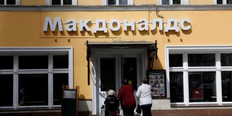 McDonald’s fecha temporariamente 850 restaurantes na Rússia; Coca-Cola e Starbucks também suspendem atividades