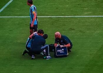 Gre-Nal: Lucas Silva é atingido por celular na comemoração de gol do Grêmio e fica ferido