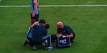 Gre-Nal: Lucas Silva é atingido por celular na comemoração de gol do Grêmio e fica ferido