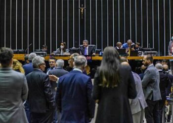 Câmara dos Deputados aprova urgência para piso salarial da enfermagem
