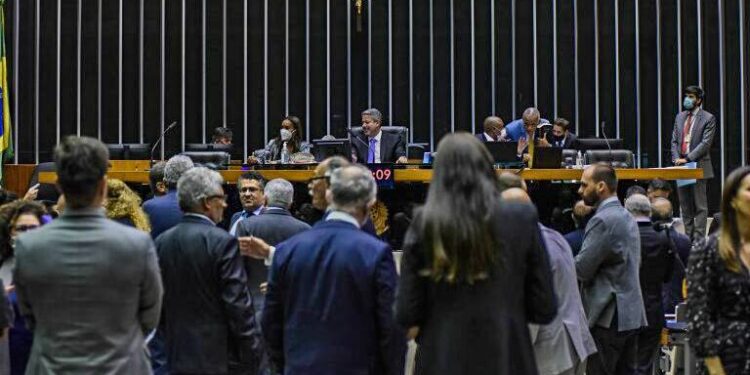Câmara dos Deputados aprova urgência para piso salarial da enfermagem Câmara dos Deputados aprova urgência para piso salarial da enfermagem