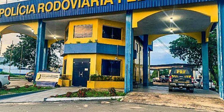 PRF apreende 28,7 toneladas de areia transportadas ilegalmente na BR-135 PRF apreende 28,7 toneladas de areia transportadas ilegalmente na BR-135
