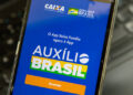 Equipe econômica avalia aumento temporário no Auxílio Brasil Equipe econômica avalia aumento temporário no Auxílio Brasil