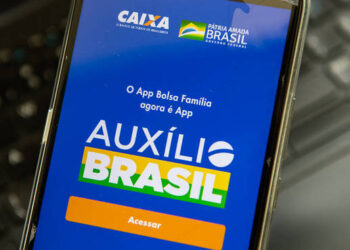 Equipe econômica avalia aumento temporário no Auxílio Brasil