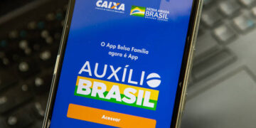 Equipe econômica avalia aumento temporário no Auxílio Brasil