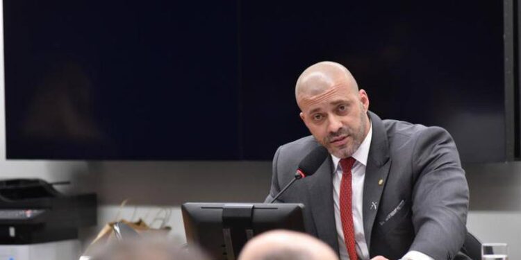 Condenado no STF, Silveira é eleito vice-presidente da comissão de segurança pública.