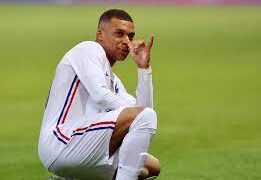 Mbappe: Família do francês se reúne no Catar com donos do PSG para tratar de renovação, diz jornal