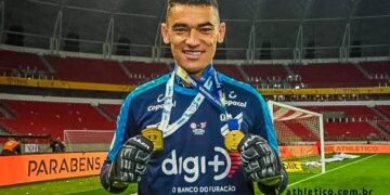 Oficial: Flamengo chega a acerto com Athletico e contrata goleiro Santos