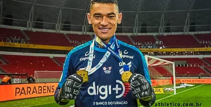 Oficial: Flamengo chega a acerto com Athletico e contrata goleiro Santos