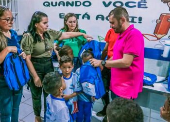 Tuntum: Prefeito Fernando Pessoa realiza entrega de fardamentos e kit escolar