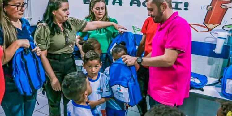 Tuntum: Prefeito Fernando Pessoa realiza entrega de fardamentos e kit escolar Tuntum: Prefeito Fernando Pessoa realiza entrega de fardamentos e kit escolar