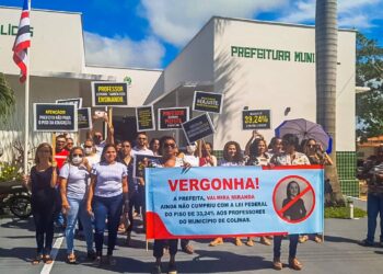 Professores fazem protesto no dia do aniversário da cidade de Colinas – MA.