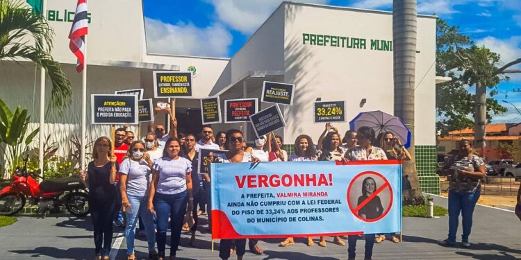 Professores fazem protesto no dia do aniversário da cidade de Colinas – MA. Professores fazem protesto no dia do aniversário da cidade de Colinas – MA.