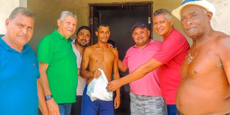 Icatu: Prefeito Walace Azevedo e Primeira-Dama Natália Azevedo realizam entrega de peixes para a população da cidade Icatu: Prefeito Walace Azevedo e Primeira-Dama Natália Azevedo realizam entrega de peixes para a população da cidade