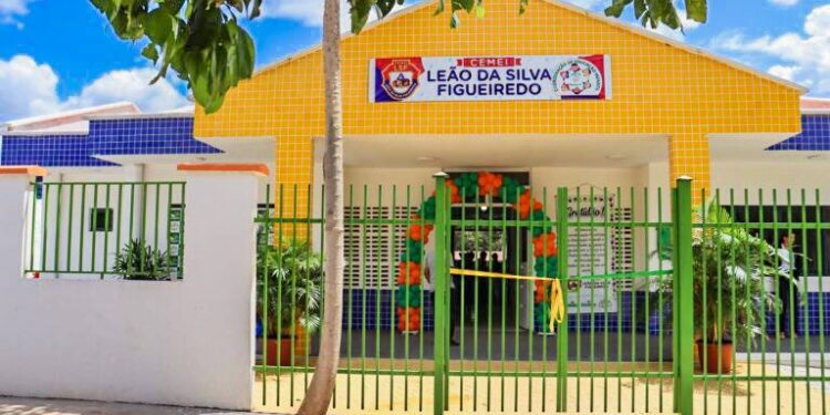 Hildo Rocha: Em Grajaú, no aniversário da cidade, Mercial Arruda inaugura escola em tempo  integral e creche , que foi concretizada com ajuda do parlamentar.