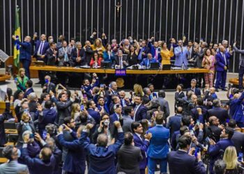 Projeto Aprovado: Câmara aprova projeto que cria piso salarial de R$ 4.750 para enfermagem