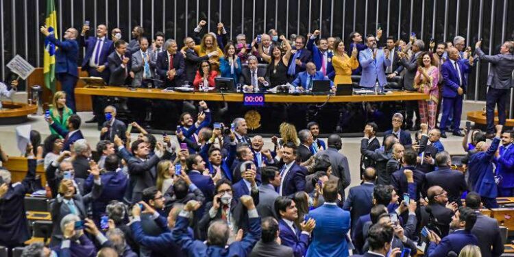 Projeto Aprovado: Câmara aprova projeto que cria piso salarial de R$ 4.750 para enfermagem Projeto Aprovado: Câmara aprova projeto que cria piso salarial de R$ 4.750 para enfermagem