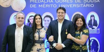 Felipe Camarão: Ex-Secretário é homenageado com Medalha de Mérito Univesitário