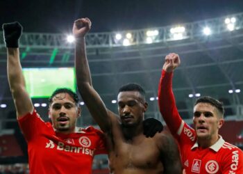 Protesto: Três dias após acusar injúria, Edenilson faz gol pelo Inter e comemora com punho erguido contra o racismo