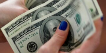 Economia: Dólar cai para R$ 5,25 e fecha no menor valor em quase um mês