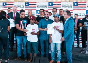 Tuntum: Fernando Pessoa entrega 200 títulos de terra a agricultores tuntuenses