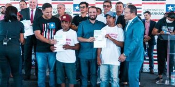 Tuntum: Fernando Pessoa entrega 200 títulos de terra a agricultores tuntuenses