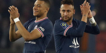 Clima Quente: Relação entre Neymar e Mbappé piora após polêmica sobre cobrança de pênalti, afirma jornal francês