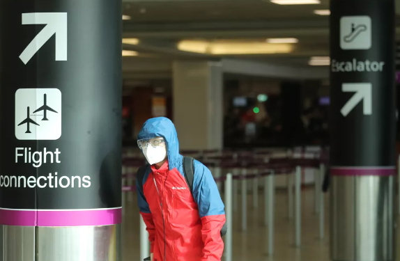 Liberado: Uso de máscaras em aviões e aeroportos deixa de ser obrigatório no país Liberado: Uso de máscaras em aviões e aeroportos deixa de ser obrigatório no país
