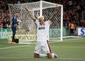 Copa do Brasil: Com gol de bicicleta de Pedro, Flamengo vence o Athletico-PR e avança para semi