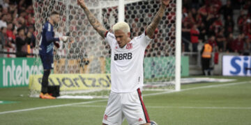 Copa do Brasil: Com gol de bicicleta de Pedro, Flamengo vence o Athletico-PR e avança para semi