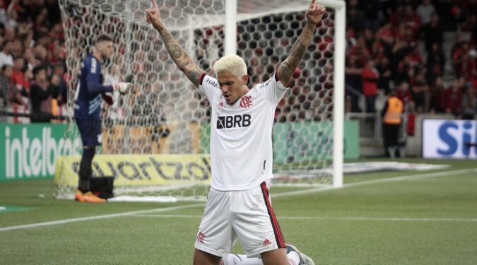 Copa do Brasil: Com gol de bicicleta de Pedro, Flamengo vence o Athletico-PR e avança para semi