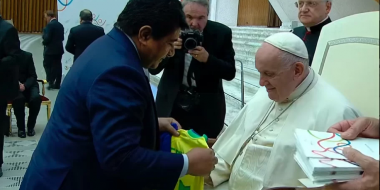 CBF: Presidente vai ao Vaticano e entrega camisas da seleção brasileira para Papa Francisco