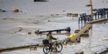 EUA: Furacão Ian perde intensidade após deixar Flórida devastada e no escuro