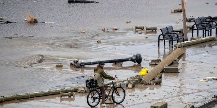 EUA: Furacão Ian perde intensidade após deixar Flórida devastada e no escuro EUA: Furacão Ian perde intensidade após deixar Flórida devastada e no escuro