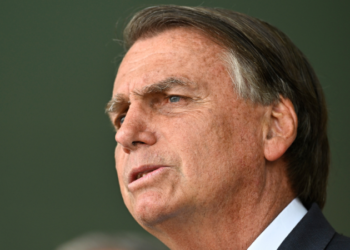 Podcast: Bolsonaro bate recorde de audiência em entrevista virtual e rebate Lula ao falar de fome no Brasil