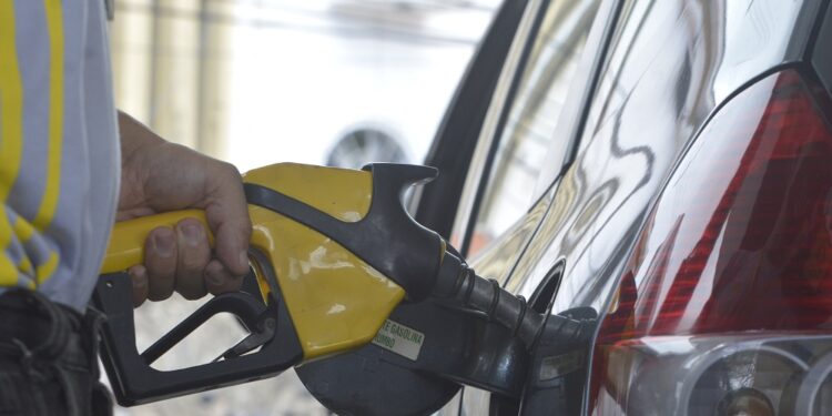 Combustível: Preço médio do litro da gasolina cai 1,4% e chega a R$ 4,81, aponta ANP