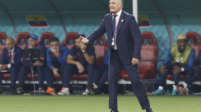 Copa do Mundo: Técnico do Equador pensa em demissão após eliminação na Copa do Mundo Copa do Mundo: Técnico do Equador pensa em demissão após eliminação na Copa do Mundo