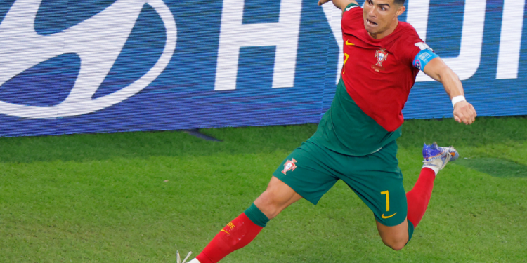 Cristiano Ronaldo: Português se aproxima de time da Arábia Saudita e pode ganhar até R$ 1 bilhão por ano, diz jornal Cristiano Ronaldo: Português se aproxima de time da Arábia Saudita e pode ganhar até R$ 1 bilhão por ano, diz jornal