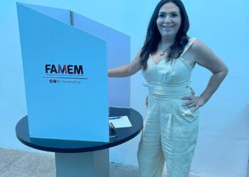 Professora Vanderly: Prefeita de Anapurus vota em eleição da FAMEM