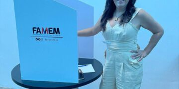 Professora Vanderly: Prefeita de Anapurus vota em eleição da FAMEM