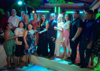 Troféu Lençóis de Areia: Professora Vanderly recebe o prêmio de prefeita do ano