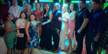 Troféu Lençóis de Areia: Professora Vanderly recebe o prêmio de prefeita do ano