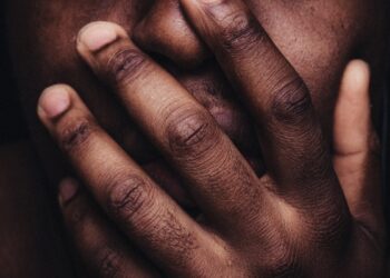 Racismo: Funcionária de rede de farmácias sofre ataque de membro do TRT