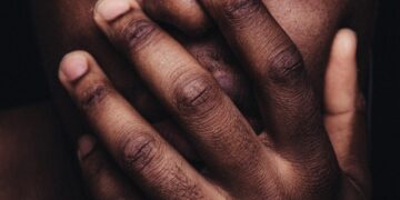 Racismo: Funcionária de rede de farmácias sofre ataque de membro do TRT