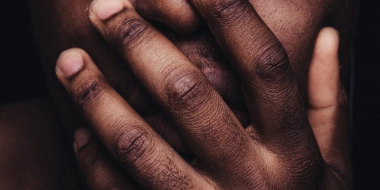 Racismo: Funcionária de rede de farmácias sofre ataque de membro do TRT Racismo: Funcionária de rede de farmácias sofre ataque de membro do TRT