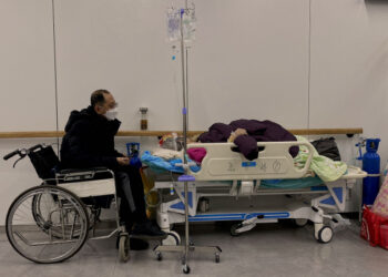 China: Novo surto de infecções e fim da política ‘Covid zero’ geram sobrecarga em hospitais e funerárias