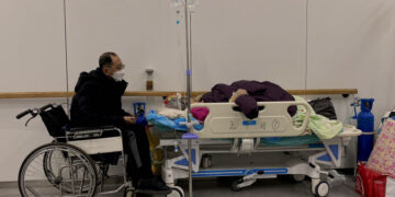 China: Novo surto de infecções e fim da política ‘Covid zero’ geram sobrecarga em hospitais e funerárias