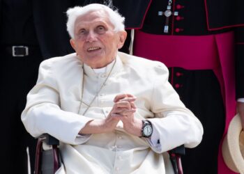 Papa Francisco afirma que ex-pontífice Bento XVI está ‘muito doente’