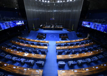 Reajuste: Senado aprova reajuste salarial de quase 20% para servidores da Casa