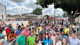 Anapurus: Prefeita Professora Vanderly distribui peixes à população carente da cidade